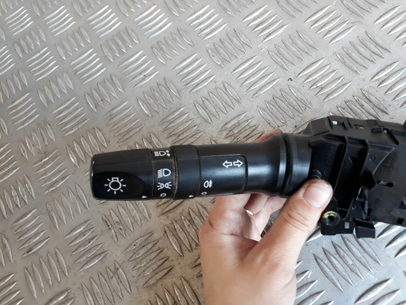 Stūres statnes slēdzis priekš HYUNDAI I20 2011 10 Stūres statnes slēdzis priekš HYUNDAI I20 2011