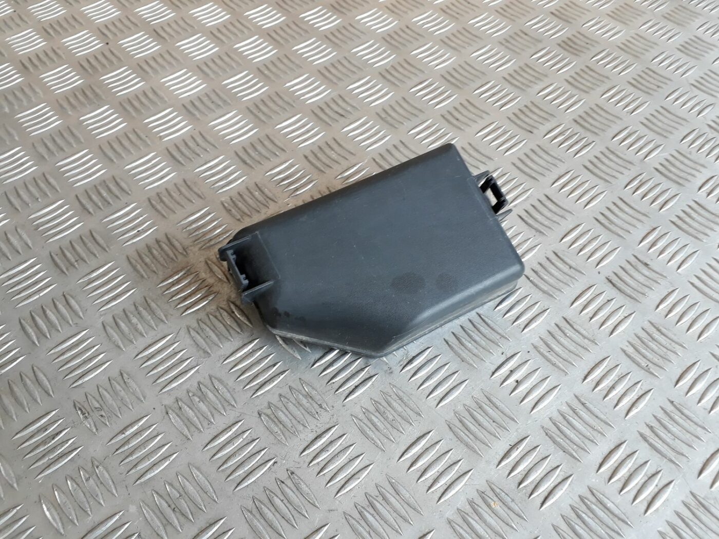 Drošinātāju kārbas korpusa vāks priekš HYUNDAI I20 2011 1 Drošinātāju kārbas korpusa vāks priekš HYUNDAI I20 2011