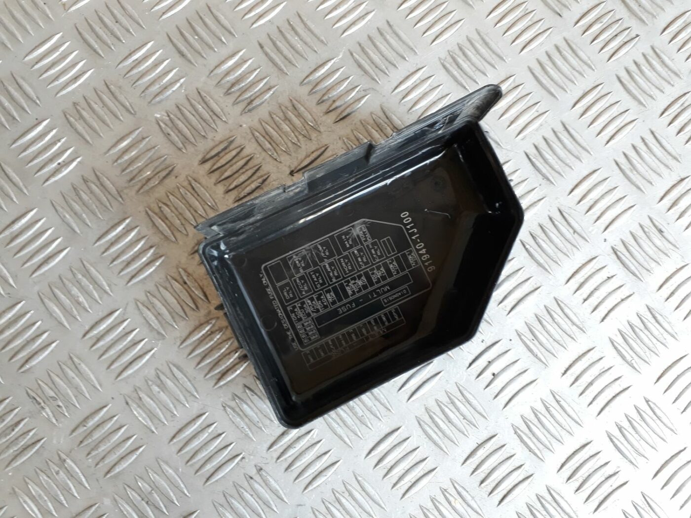 Drošinātāju kārbas korpusa vāks priekš HYUNDAI I20 2011 4 Drošinātāju kārbas korpusa vāks priekš HYUNDAI I20 2011