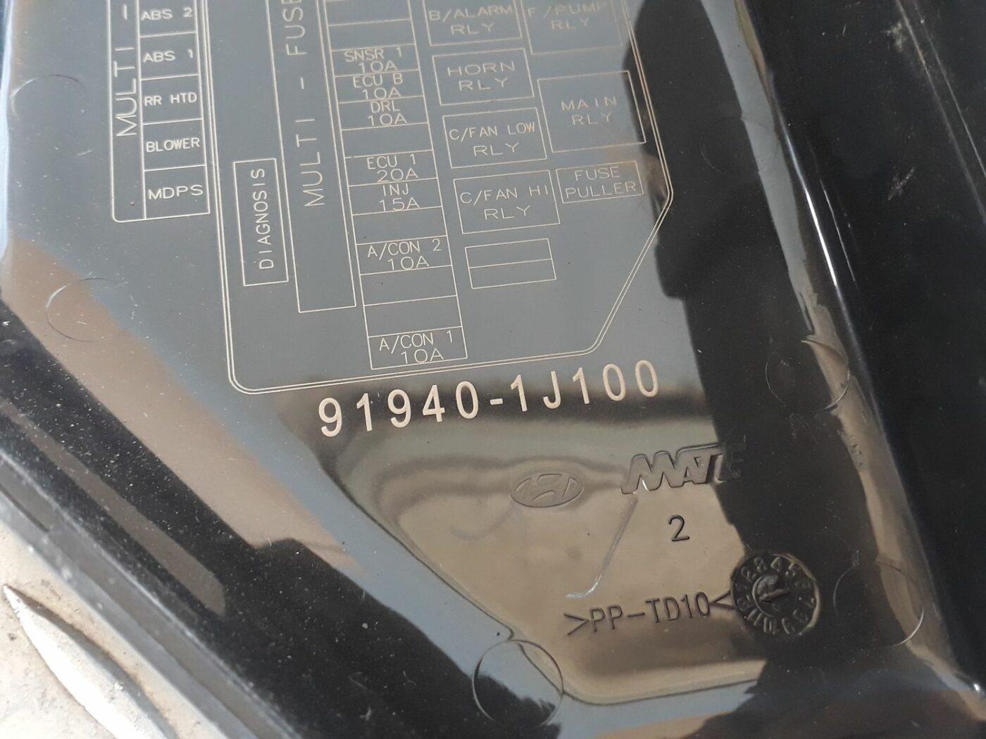 Drošinātāju kārbas korpusa vāks priekš HYUNDAI I20 2011 3 Drošinātāju kārbas korpusa vāks priekš HYUNDAI I20 2011