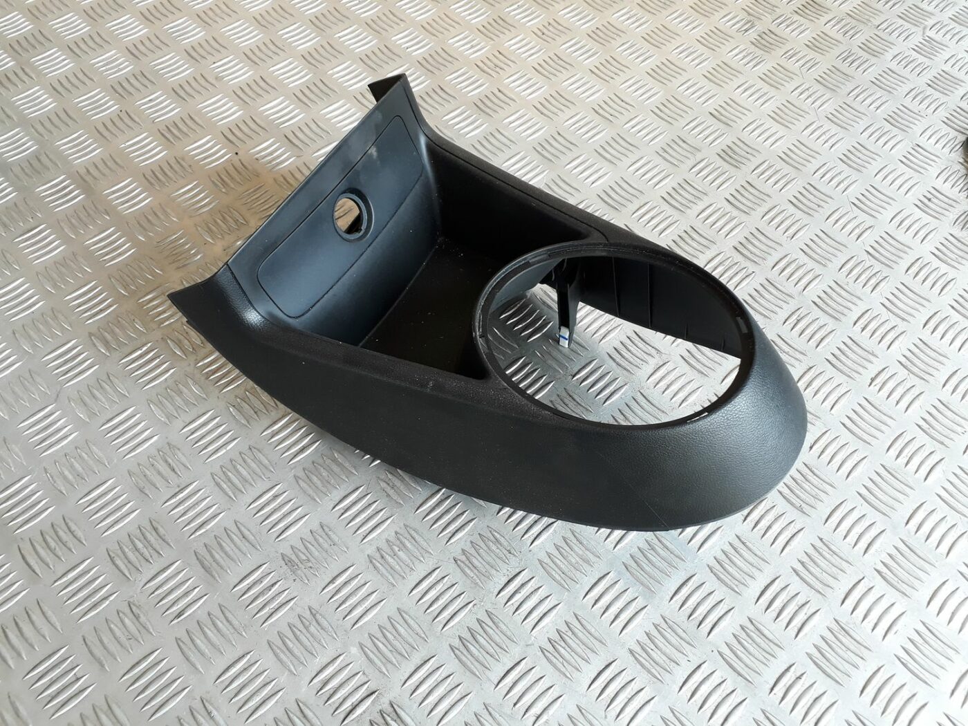 Dekoratīvs rāmis pārnesumu selektoram priekš HYUNDAI I20 2011 1 Dekoratīvs rāmis pārnesumu selektoram priekš HYUNDAI I20 2011