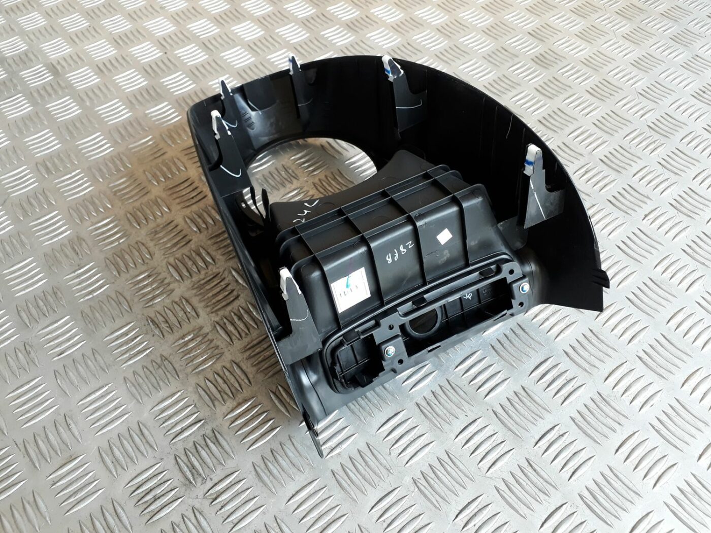 Dekoratīvs rāmis pārnesumu selektoram priekš HYUNDAI I20 2011 4 Dekoratīvs rāmis pārnesumu selektoram priekš HYUNDAI I20 2011