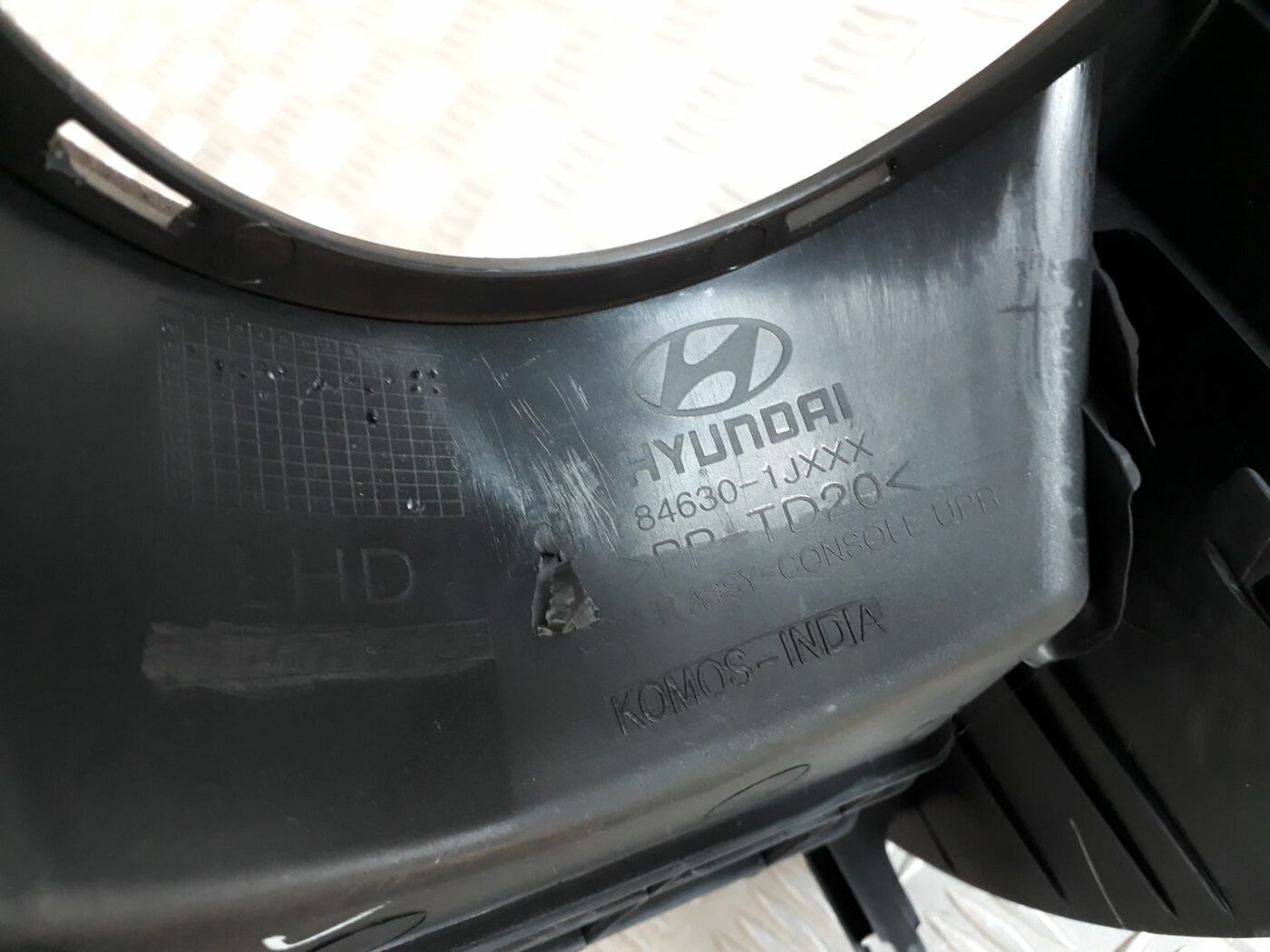 Dekoratīvs rāmis pārnesumu selektoram priekš HYUNDAI I20 2011 3 Dekoratīvs rāmis pārnesumu selektoram priekš HYUNDAI I20 2011