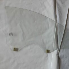 Priekšējo labo durvju stikls priekš HYUNDAI I20 2011