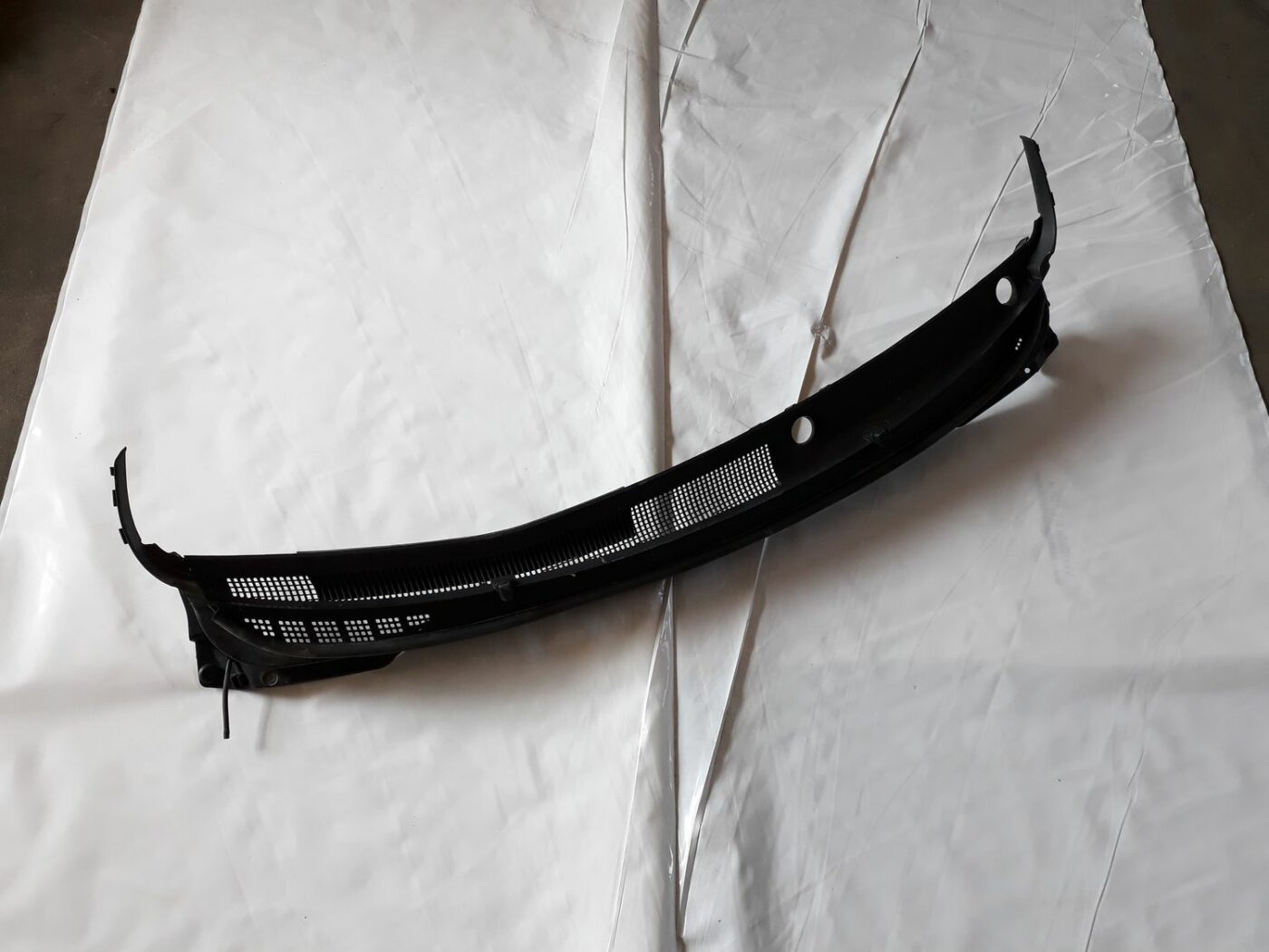 Vējstikla uzlikas (deflektora) režģis priekš HYUNDAI I20 2011 1 Vējstikla uzlikas (deflektora) režģis priekš HYUNDAI I20 2011