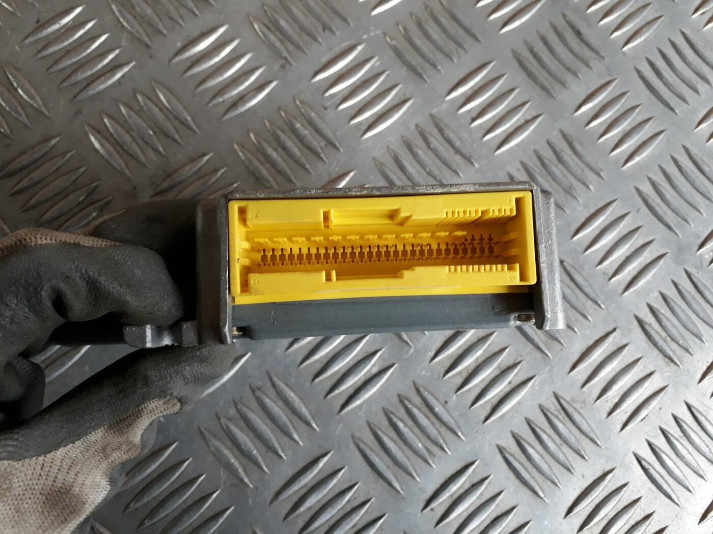 Drošības spilvena vadības bloks priekš AUDI A4 1999 4 Drošības spilvena vadības bloks priekš AUDI A4 1999