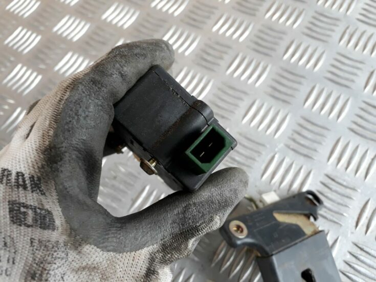 Bagažnieka vāka slēdzenes motors priekš AUDI A4 1999