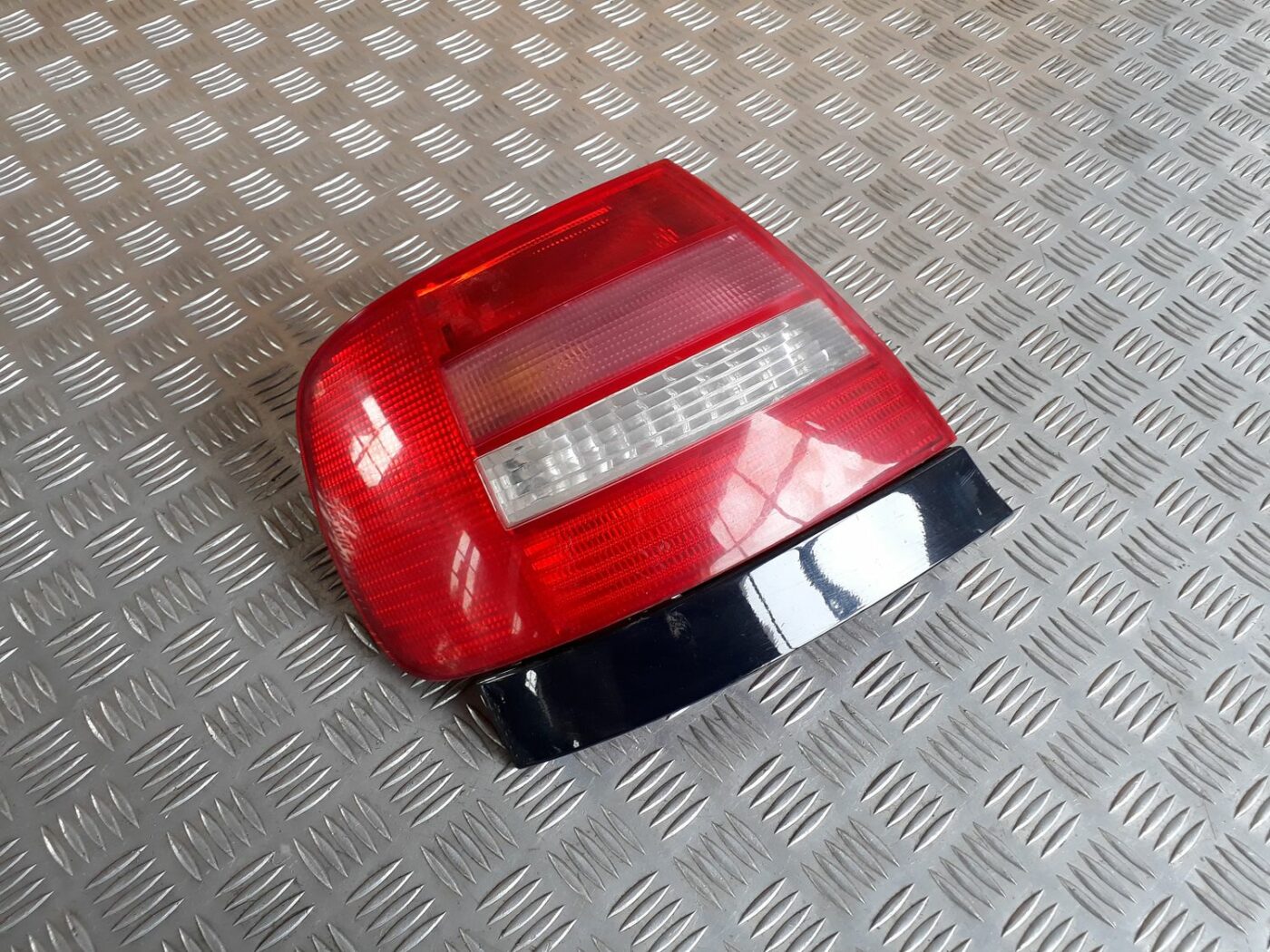 Aizmugurējais kreisais lukturis priekš AUDI A4 1999 1 Aizmugurējais kreisais lukturis priekš AUDI A4 1999