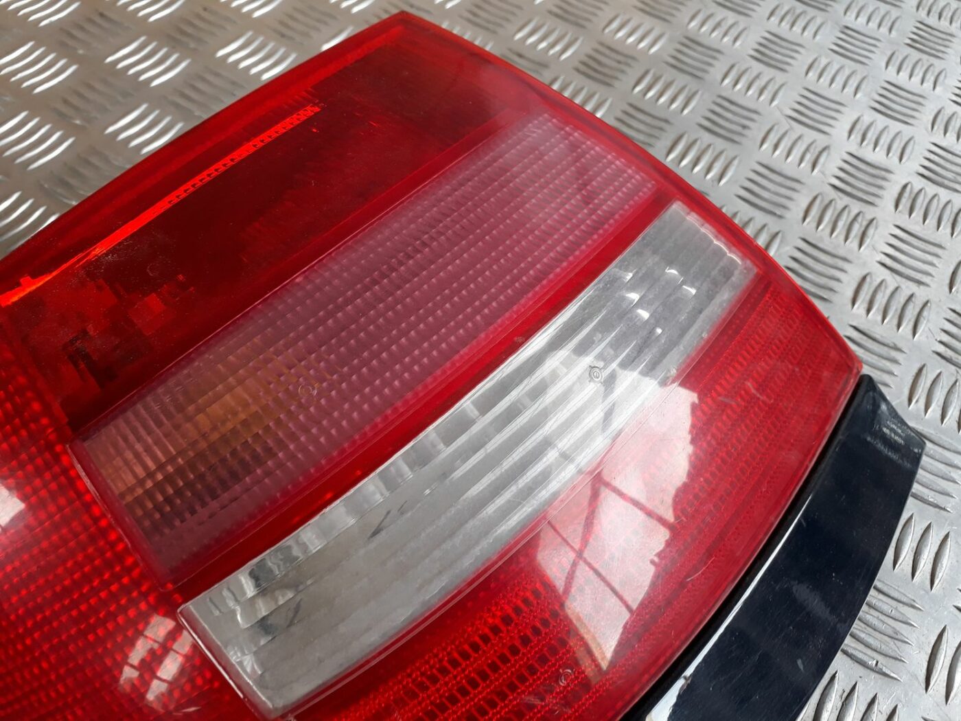 Aizmugurējais kreisais lukturis priekš AUDI A4 1999 13 Aizmugurējais kreisais lukturis priekš AUDI A4 1999