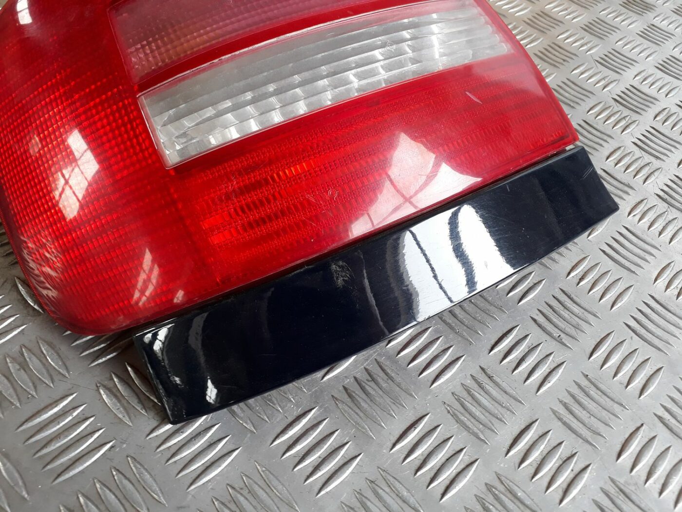 Aizmugurējais kreisais lukturis priekš AUDI A4 1999 12 Aizmugurējais kreisais lukturis priekš AUDI A4 1999