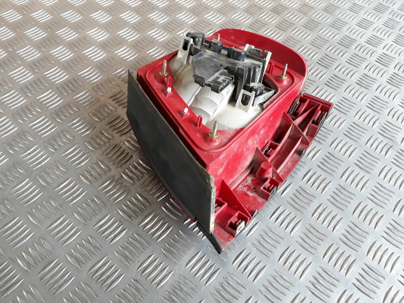 Aizmugurējais kreisais lukturis priekš AUDI A4 1999 11 Aizmugurējais kreisais lukturis priekš AUDI A4 1999