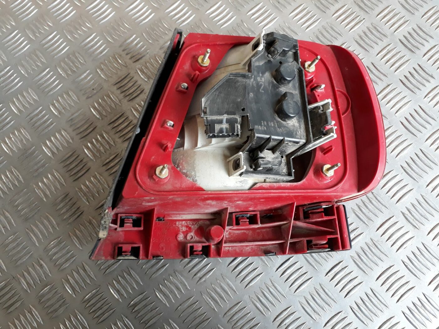 Aizmugurējais kreisais lukturis priekš AUDI A4 1999 10 Aizmugurējais kreisais lukturis priekš AUDI A4 1999