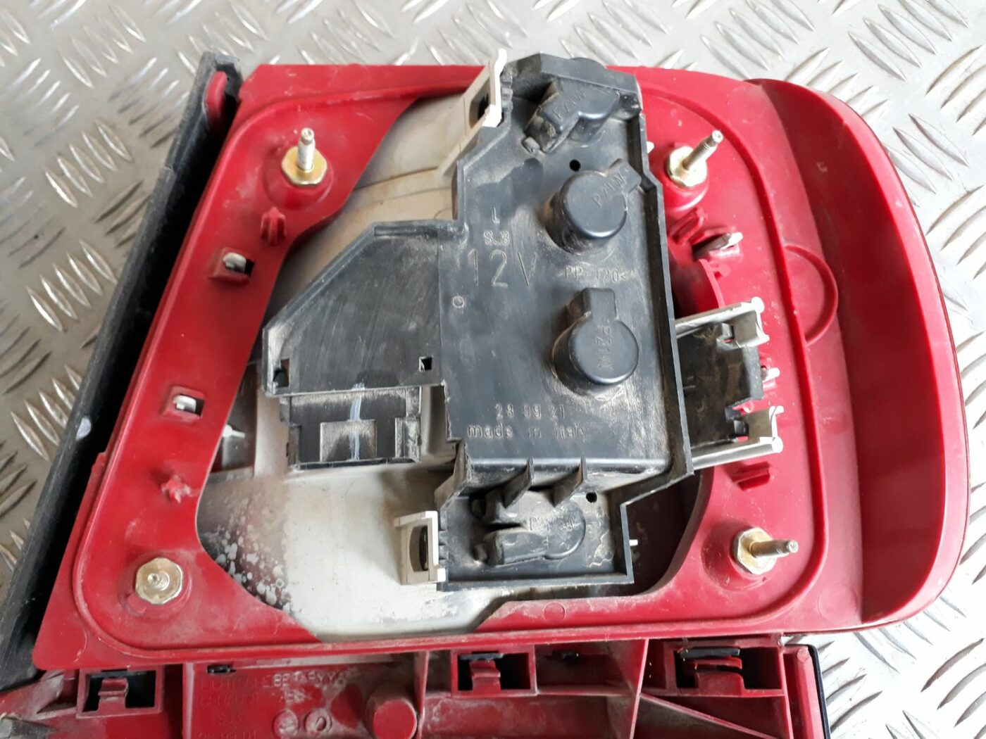 Aizmugurējais kreisais lukturis priekš AUDI A4 1999 7 Aizmugurējais kreisais lukturis priekš AUDI A4 1999