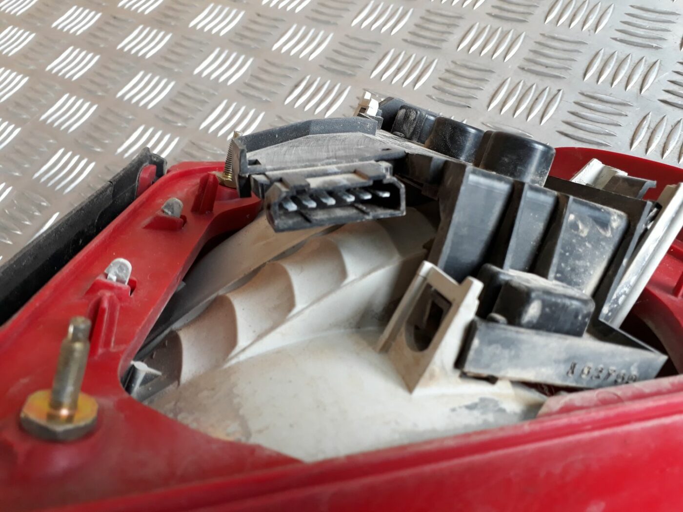 Aizmugurējais kreisais lukturis priekš AUDI A4 1999 6 Aizmugurējais kreisais lukturis priekš AUDI A4 1999