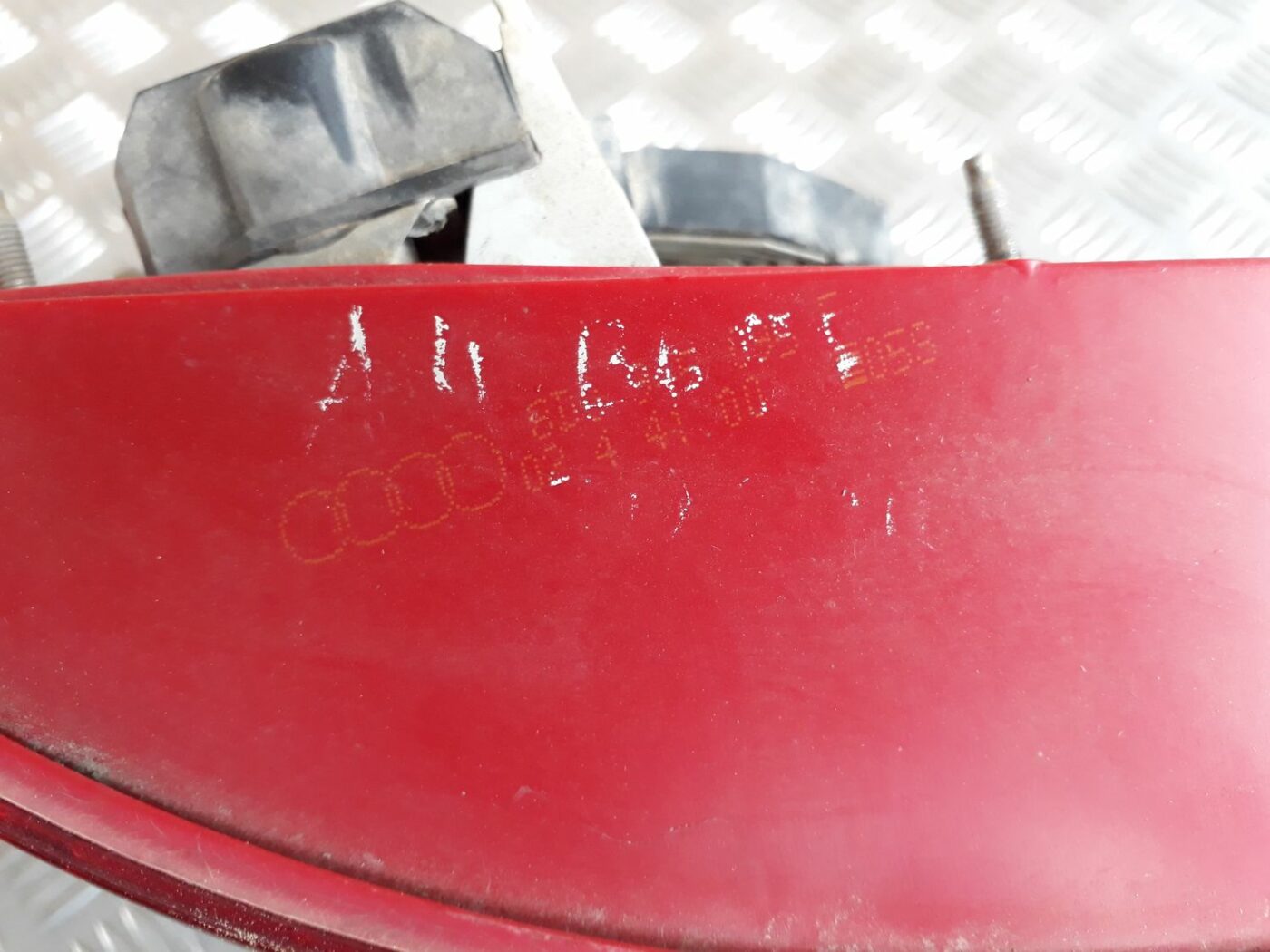 Aizmugurējais kreisais lukturis priekš AUDI A4 1999 4 Aizmugurējais kreisais lukturis priekš AUDI A4 1999