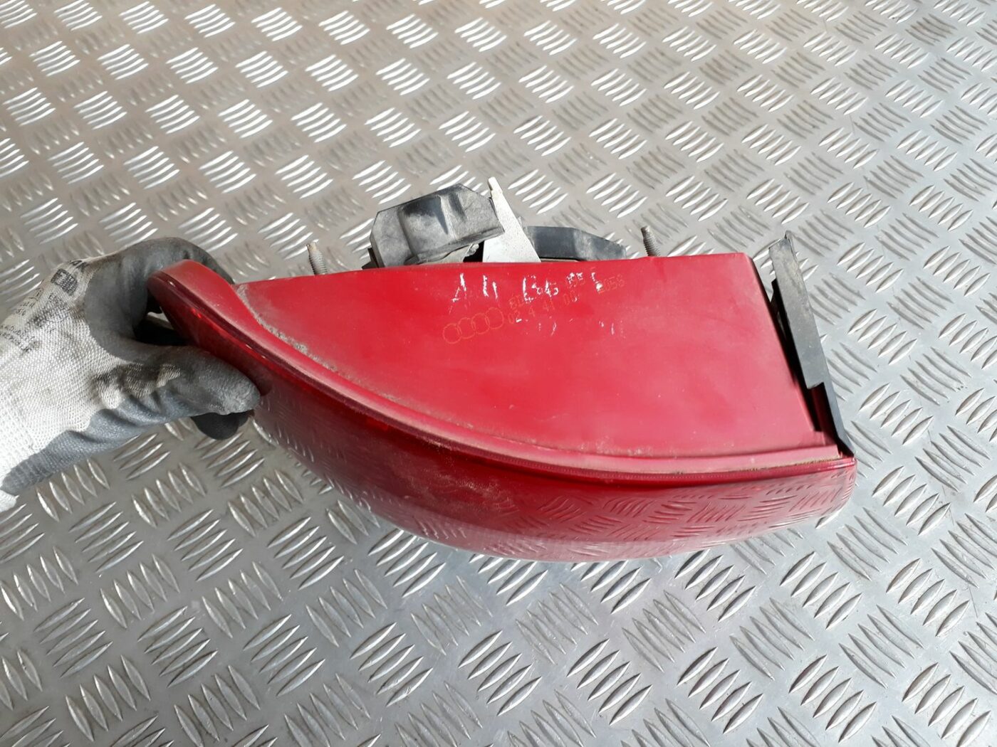 Aizmugurējais kreisais lukturis priekš AUDI A4 1999 3 Aizmugurējais kreisais lukturis priekš AUDI A4 1999