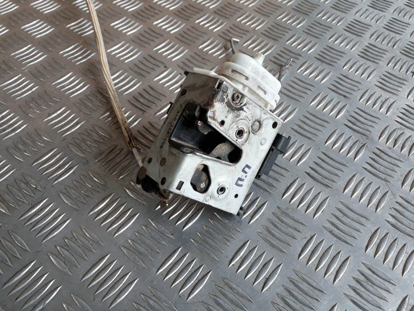 Priekšējo labo durvju slēdzene priekš AUDI A4 1999 2 Priekšējo labo durvju slēdzene priekš AUDI A4 1999