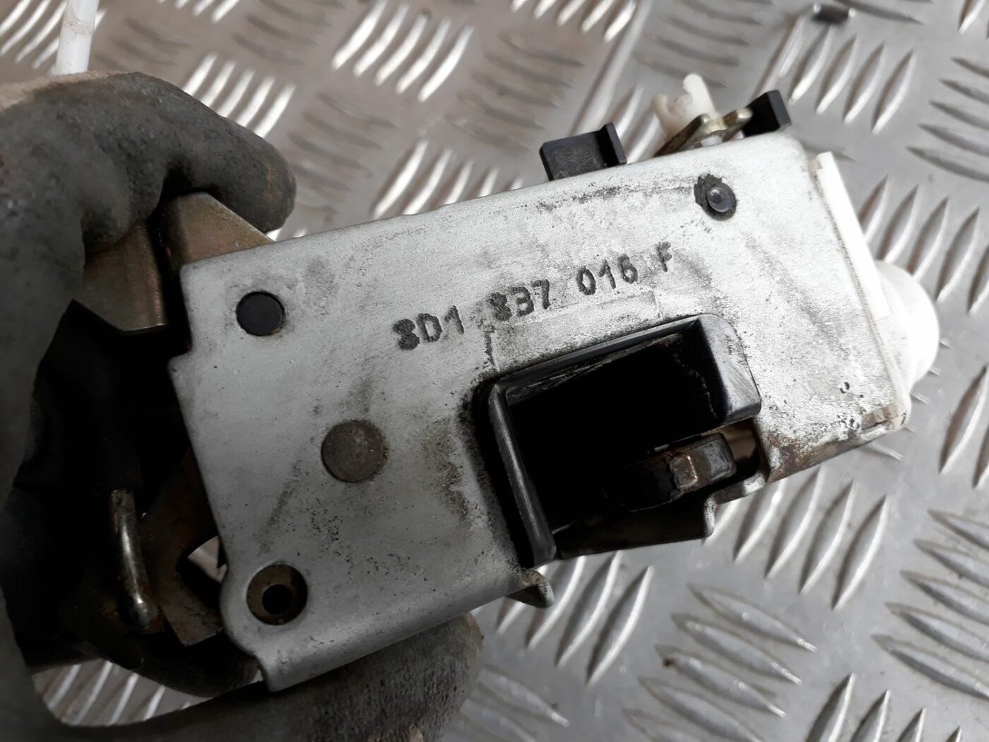 Priekšējo labo durvju slēdzene priekš AUDI A4 1999 4 Priekšējo labo durvju slēdzene priekš AUDI A4 1999