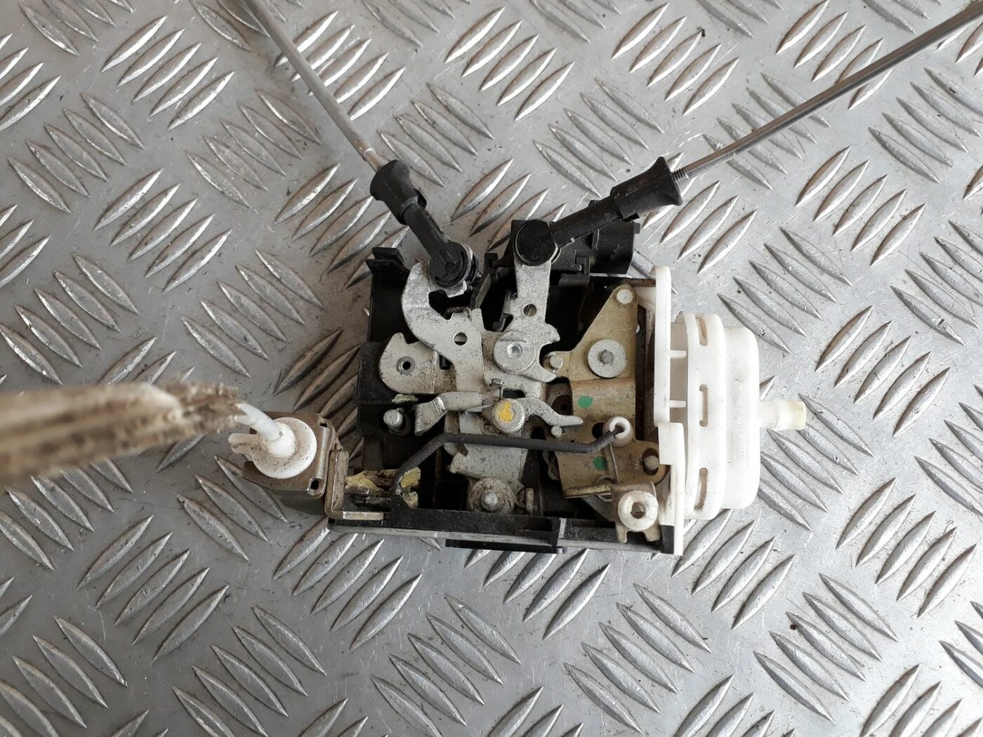 Priekšējo labo durvju slēdzene priekš AUDI A4 1999 3 Priekšējo labo durvju slēdzene priekš AUDI A4 1999