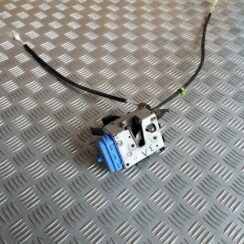 Aizmugurējo kreiso durvju slēdzene priekš AUDI A4 1999