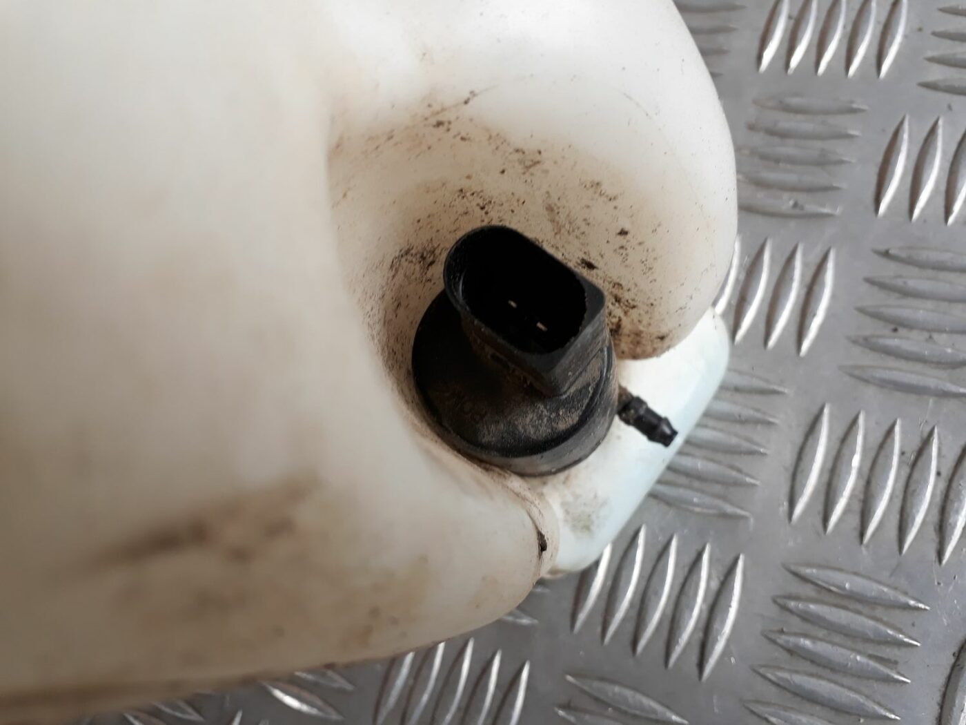 Mazgātāja šķidruma tvertne priekš AUDI A4 1999 4 Mazgātāja šķidruma tvertne priekš AUDI A4 1999