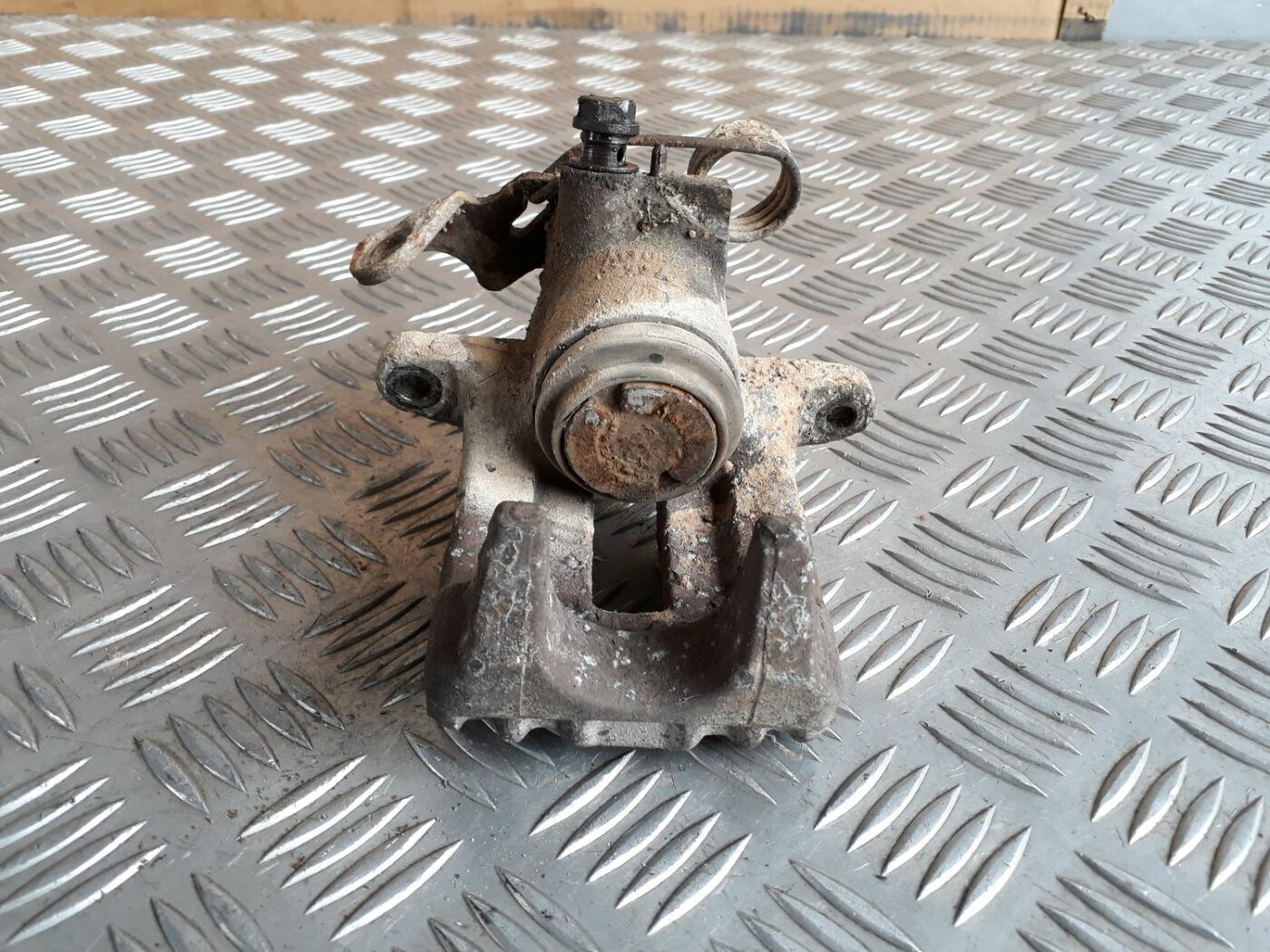 Aizmugurējais kreisais suports priekš AUDI A4 1999 5 Aizmugurējais kreisais suports priekš AUDI A4 1999