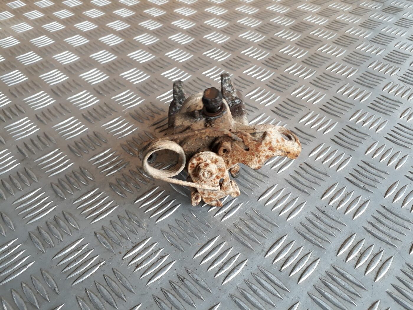 Aizmugurējais kreisais suports priekš AUDI A4 1999 4 Aizmugurējais kreisais suports priekš AUDI A4 1999