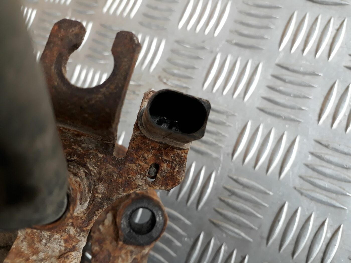 Priekšējais kreisais suports priekš AUDI A4 1999 4 Priekšējais kreisais suports priekš AUDI A4 1999