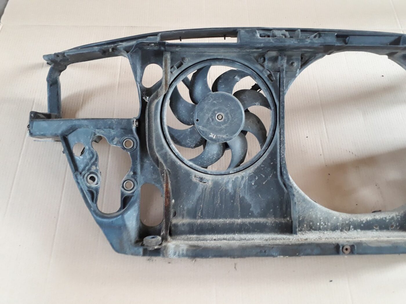 Dzesēšanas radiatora ventilatora korpuss priekš AUDI A4 1999 6 Dzesēšanas radiatora ventilatora korpuss priekš AUDI A4 1999