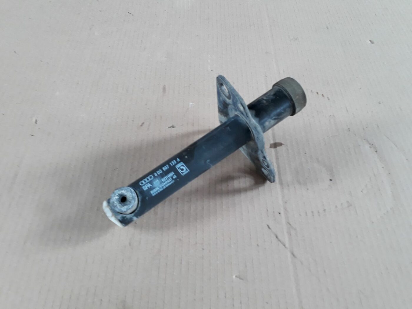 Priekšēja bufera kreisāis kronšteins priekš AUDI A4 1999 1 Priekšēja bufera kreisāis kronšteins priekš AUDI A4 1999