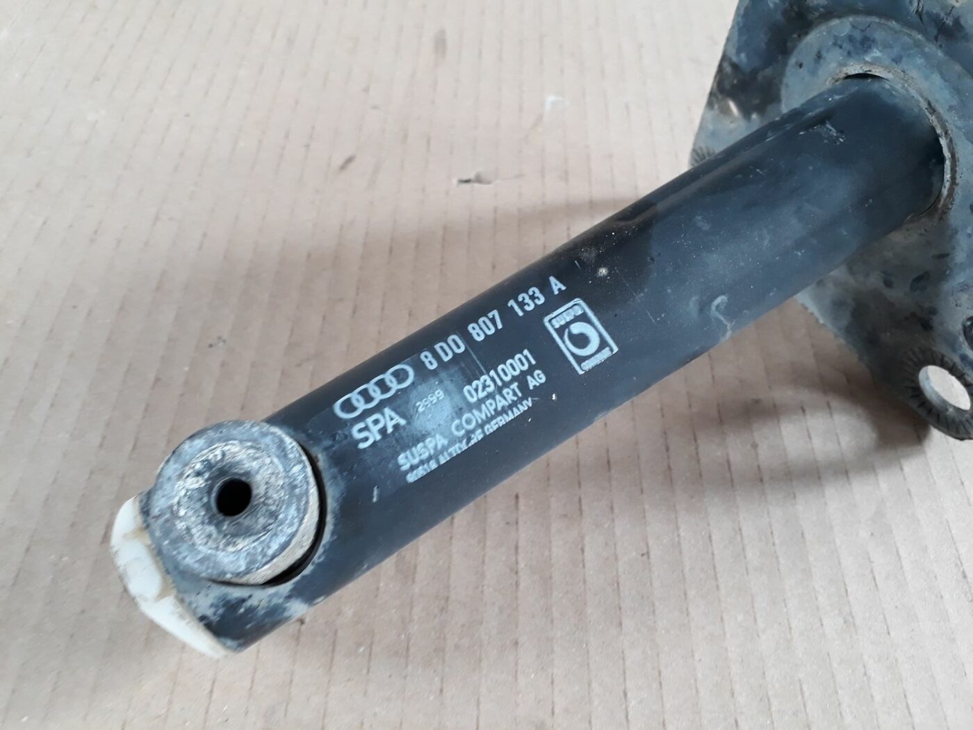 Priekšēja bufera kreisāis kronšteins priekš AUDI A4 1999 2 Priekšēja bufera kreisāis kronšteins priekš AUDI A4 1999