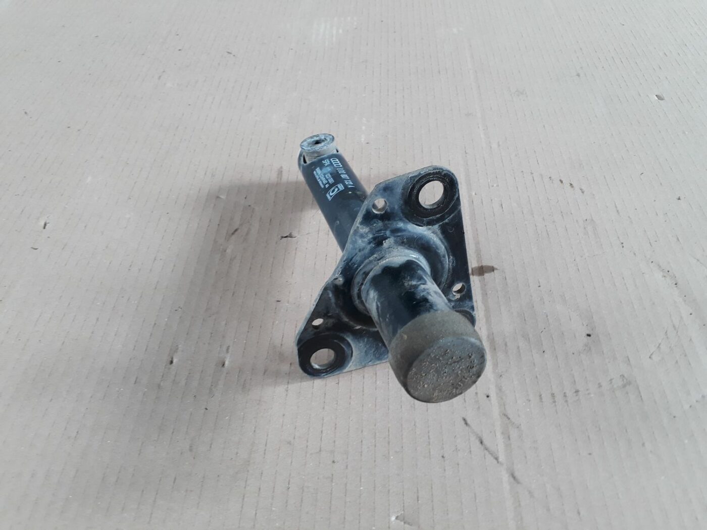 Priekšēja bufera kreisāis kronšteins priekš AUDI A4 1999 3 Priekšēja bufera kreisāis kronšteins priekš AUDI A4 1999