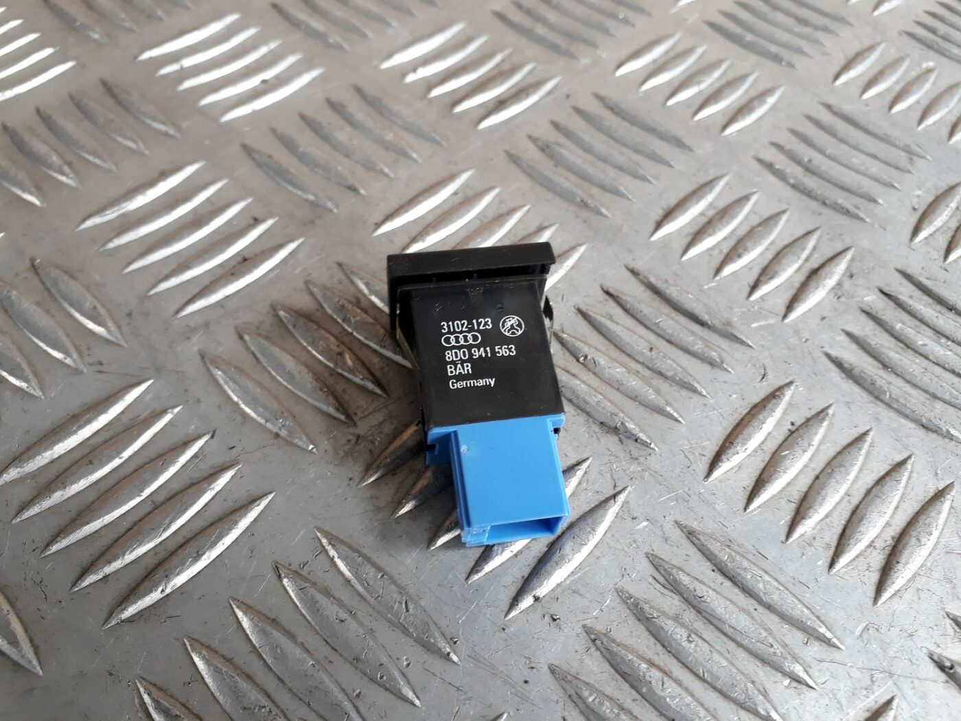 Miglas lukturu ieslēgšanas poga priekš AUDI A4 1999 2 Miglas lukturu ieslēgšanas poga priekš AUDI A4 1999