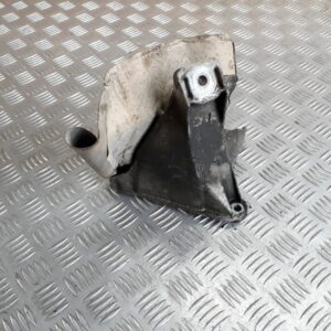 Dzinēja kronšteins priekš AUDI A4 1999