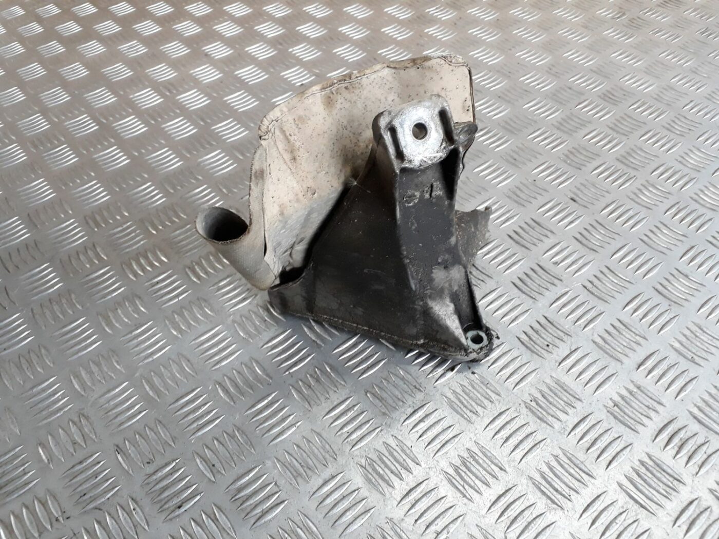 Dzinēja kronšteins priekš AUDI A4 1999 1 Dzinēja kronšteins priekš AUDI A4 1999