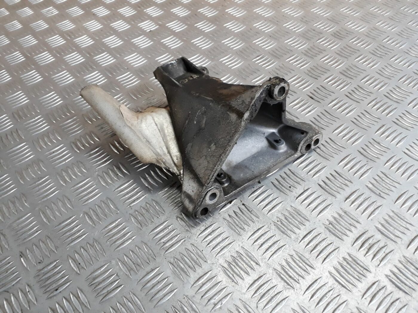 Dzinēja kronšteins priekš AUDI A4 1999 2 Dzinēja kronšteins priekš AUDI A4 1999