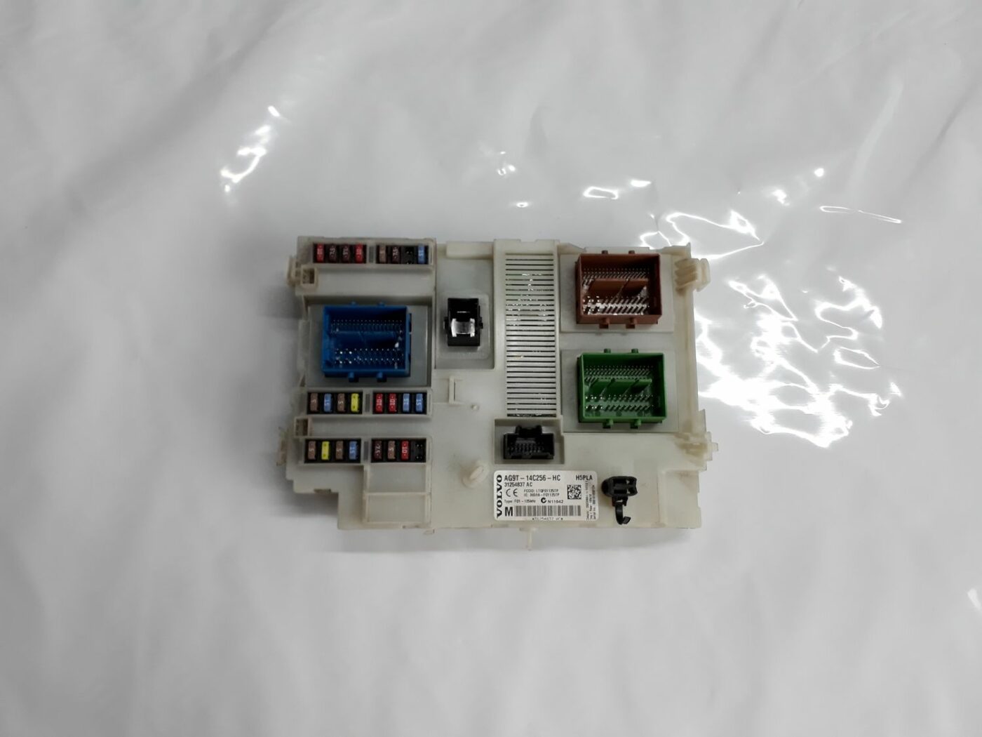 Drošinātāju bloks priekš VOLVO V70 2010 1 Drošinātāju bloks priekš VOLVO V70 2010