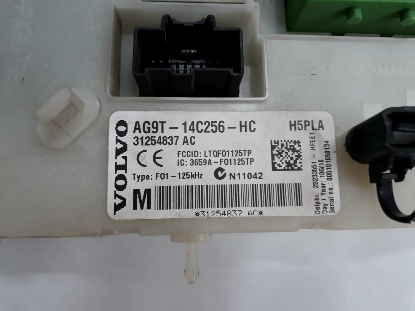 Drošinātāju bloks priekš VOLVO V70 2010 4 Drošinātāju bloks priekš VOLVO V70 2010