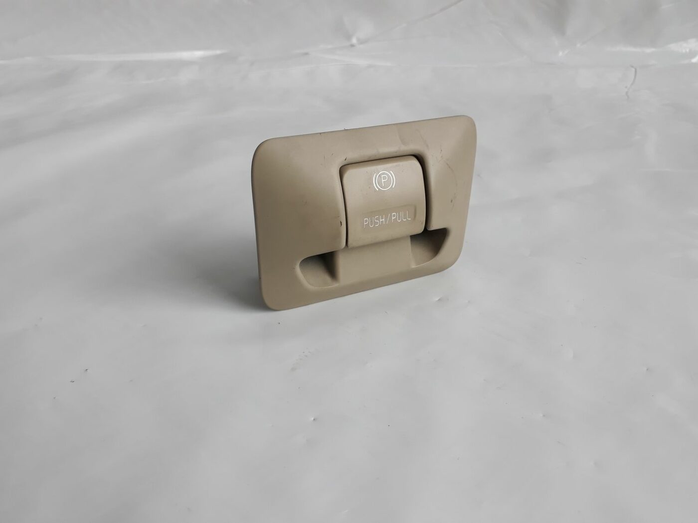 Stāvbremzes ieslēgšanas poga priekš VOLVO V70 2010 1 Stāvbremzes ieslēgšanas poga priekš VOLVO V70 2010