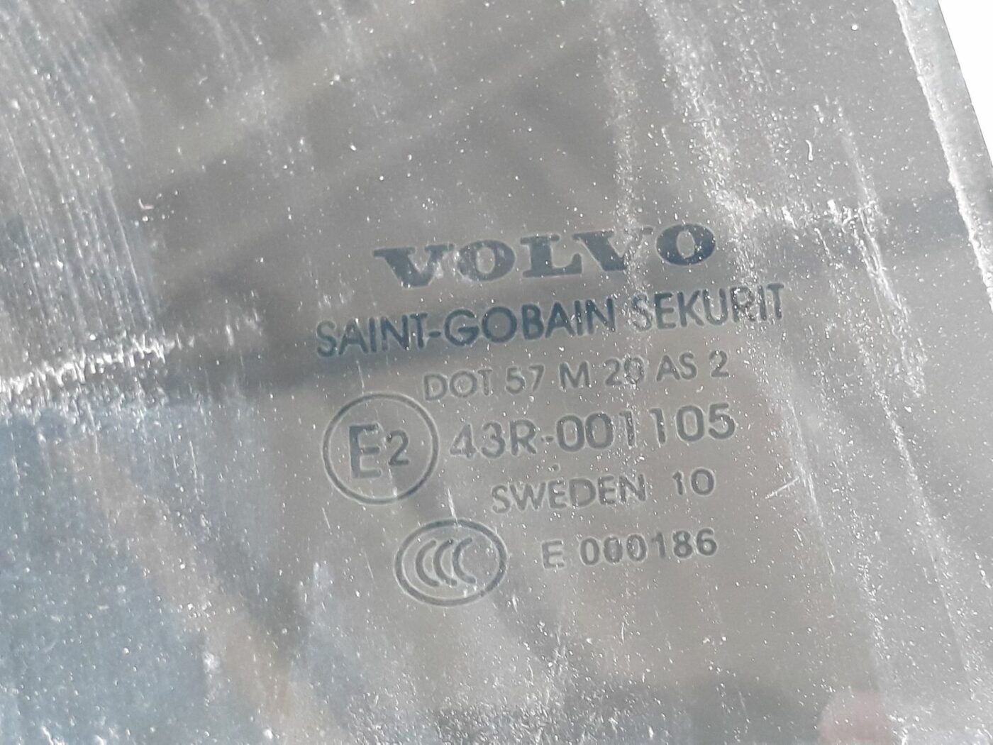 Aizmugurējo labo durvju stikls priekš VOLVO V70 2010 2 Aizmugurējo labo durvju stikls priekš VOLVO V70 2010