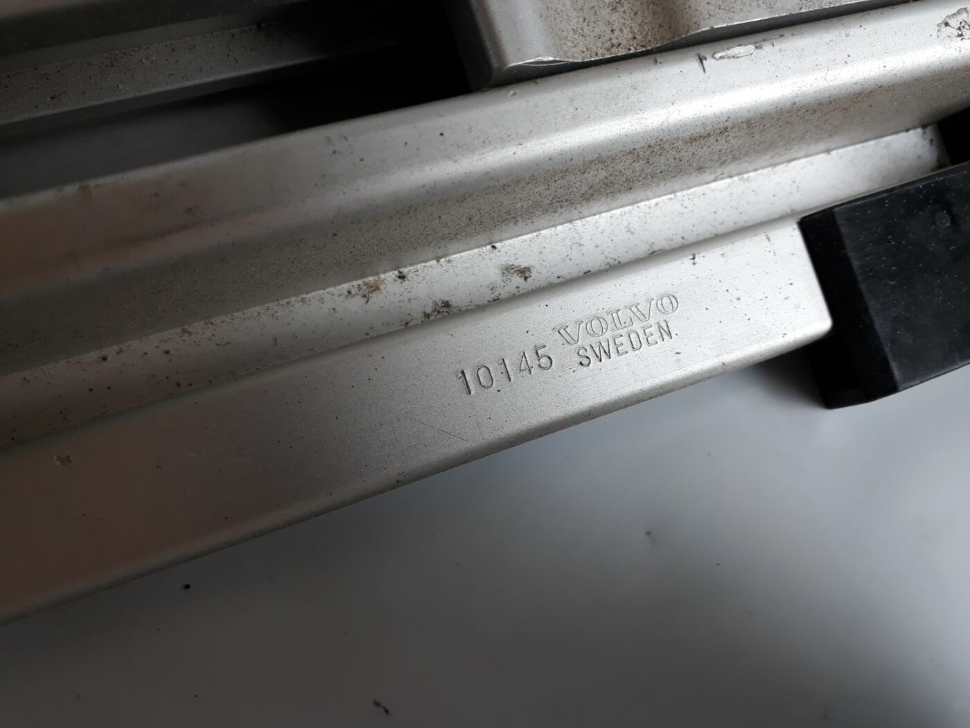 Kravas stirpināšanas reliņi bagažniekā priekš VOLVO V70 2010 3 Kravas stirpināšanas reliņi bagažniekā priekš VOLVO V70 2010