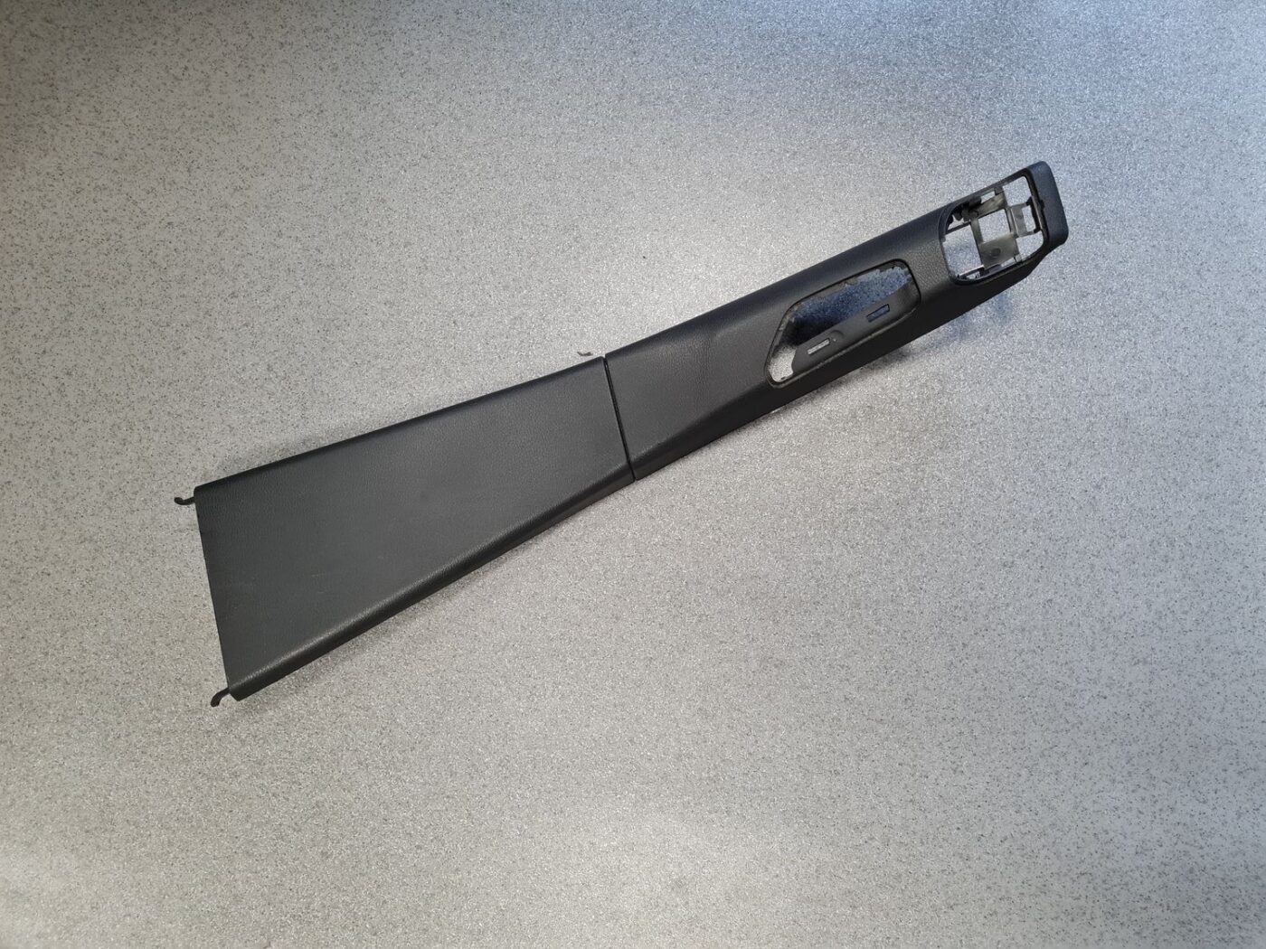 Vidējas salona statnes apdare priekš VOLVO V70 2000 1 Vidējas salona statnes apdare priekš VOLVO V70 2000