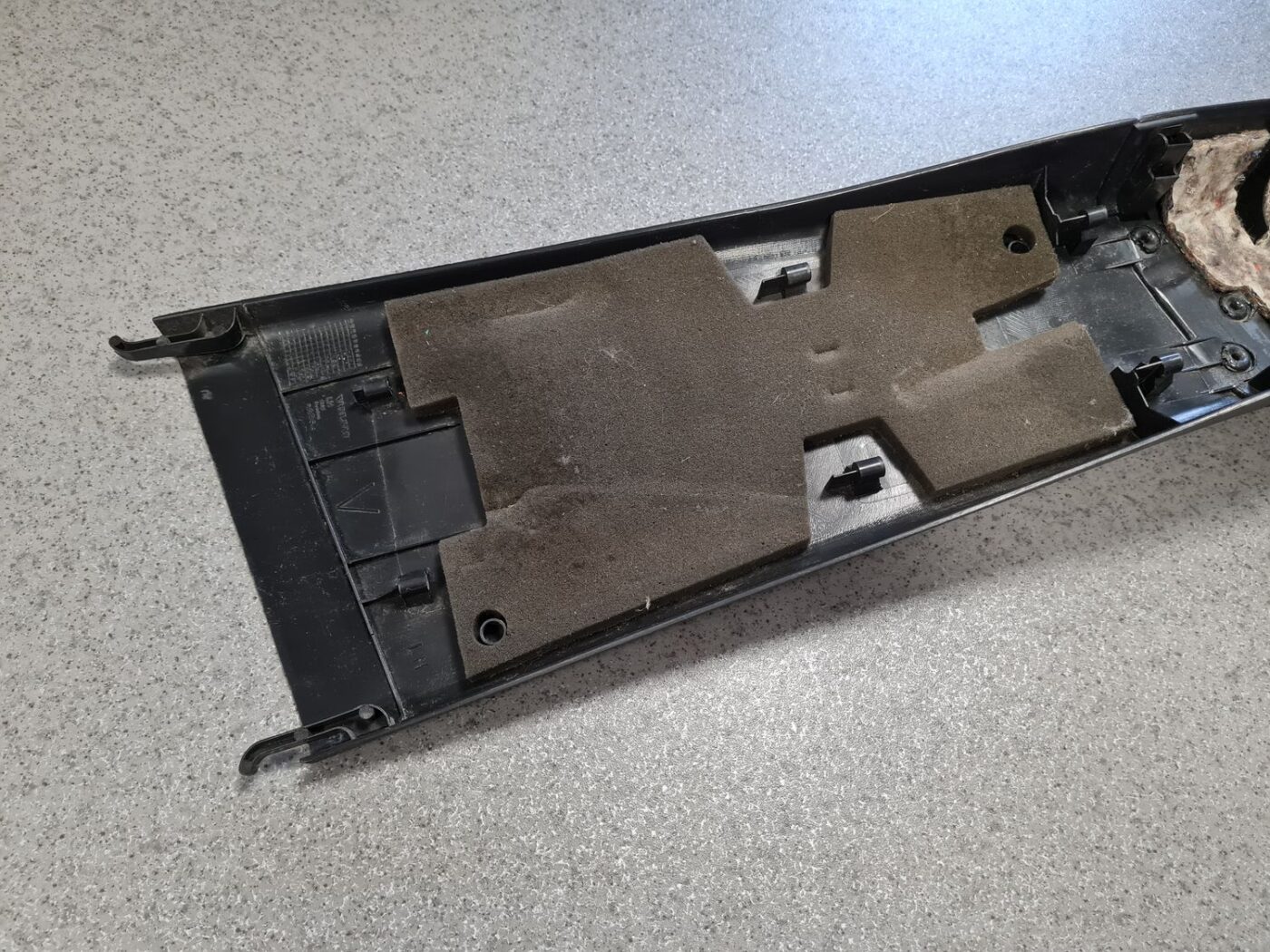 Vidējas salona statnes apdare priekš VOLVO V70 2000 5 Vidējas salona statnes apdare priekš VOLVO V70 2000