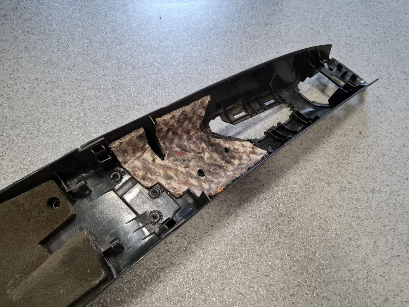 Vidējas salona statnes apdare priekš VOLVO V70 2000 4 Vidējas salona statnes apdare priekš VOLVO V70 2000