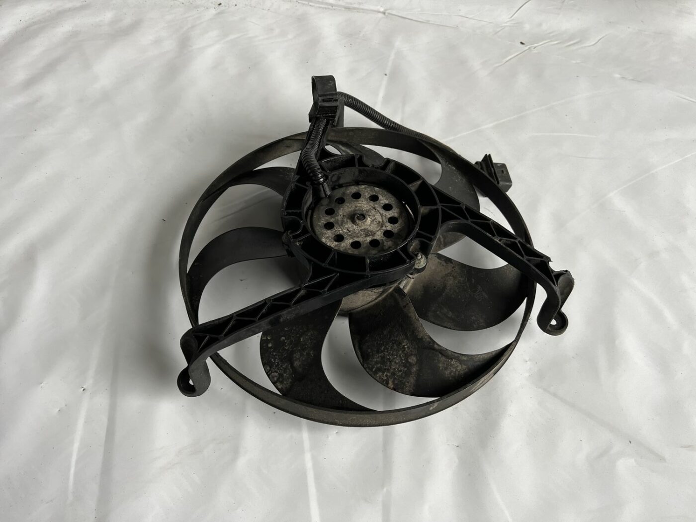 Dzesēšanas radiatora ventilators priekš AUDI A4 2001 SEDAN 2 Dzesēšanas radiatora ventilators priekš AUDI A4 2001 SEDAN