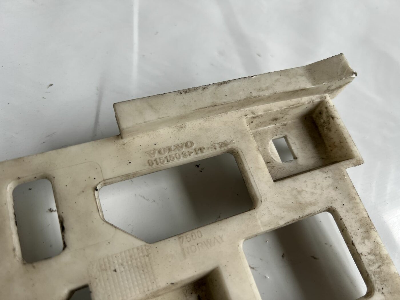 Priekšēja bufera kronšteins priekš VOLVO V70 2000 2 Priekšēja bufera kronšteins priekš VOLVO V70 2000