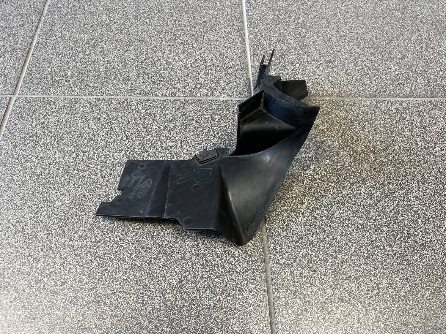 Ieplūdes gaisa deflektors, pa labi priekš FORD KUGA 2008-2013 1 Ieplūdes gaisa deflektors, pa labi priekš FORD KUGA 2008-2013