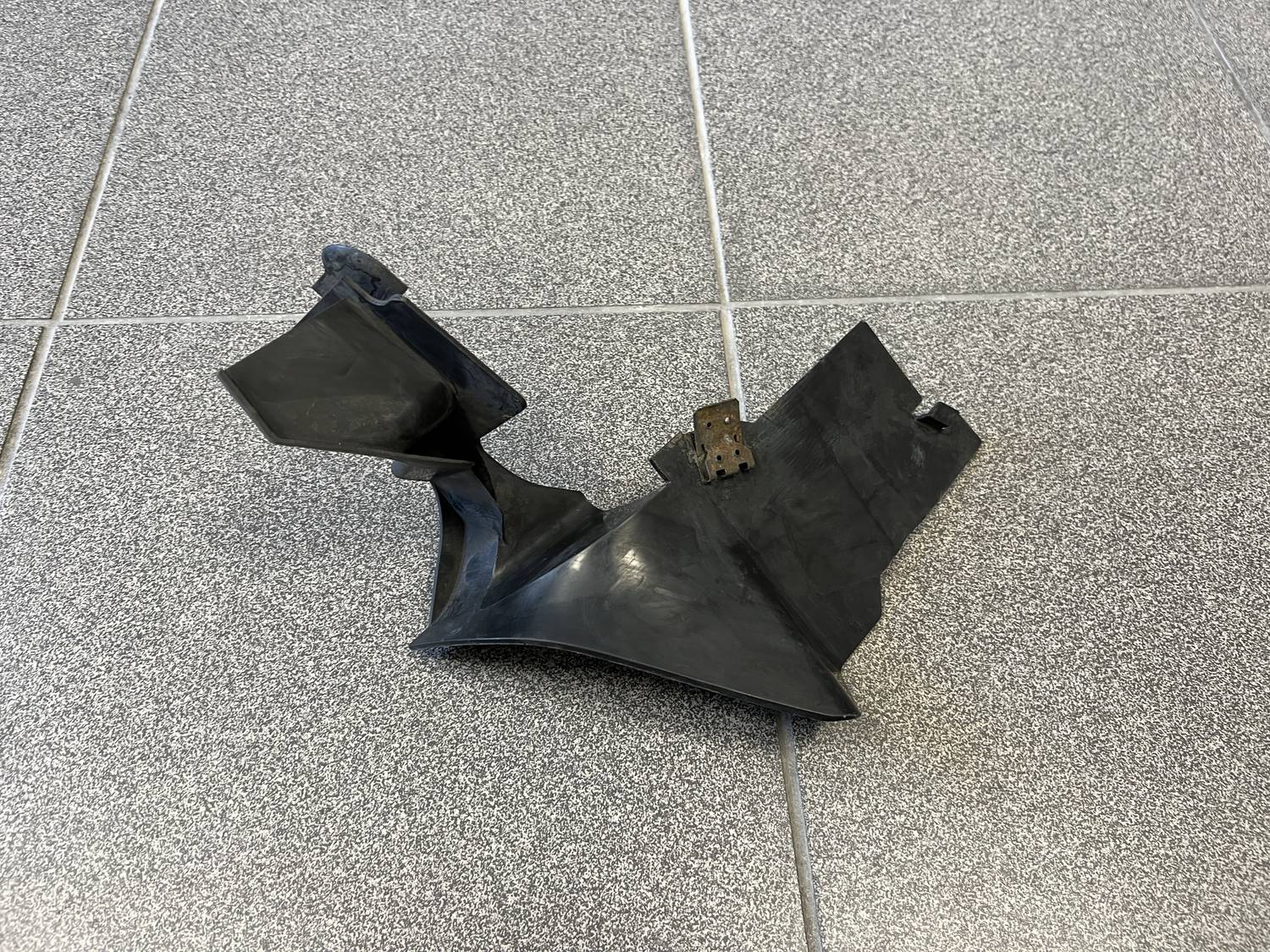 Ieplūdes gaisa deflektors, pa labi priekš FORD KUGA 2008-2013 2 Ieplūdes gaisa deflektors, pa labi priekš FORD KUGA 2008-2013