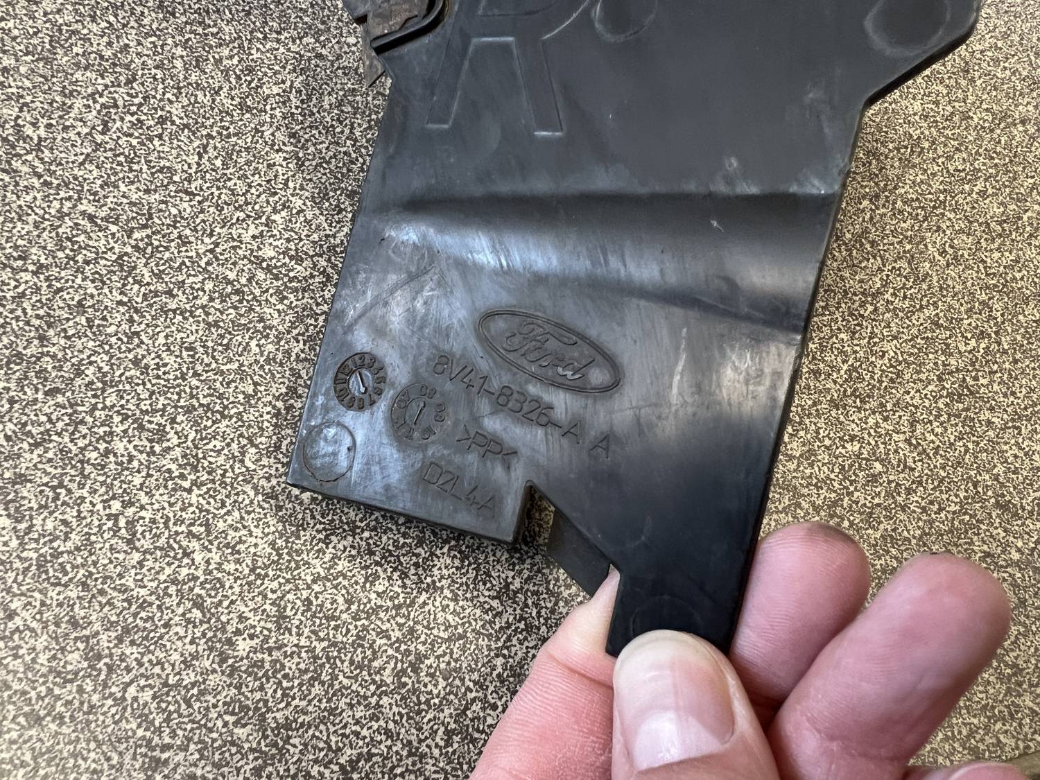 Ieplūdes gaisa deflektors, pa labi priekš FORD KUGA 2008-2013 3 Ieplūdes gaisa deflektors, pa labi priekš FORD KUGA 2008-2013