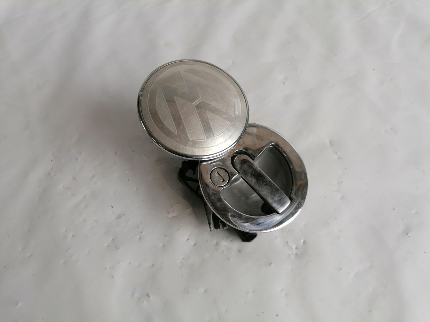 Bagažnieka vāka slēdzenes pogas emblēma priekš VW NEW BEETLE 2001 2 Bagažnieka vāka slēdzenes pogas emblēma priekš VW NEW BEETLE 2001